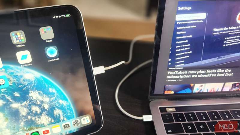 یک iPad و Mac با اتصال سیمی