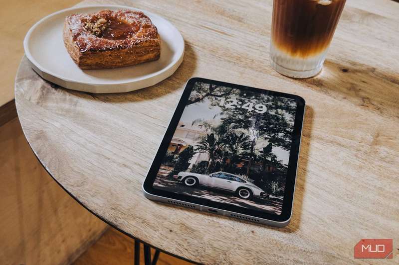 صفحه iPad mini (A17 Pro) روی یک میز قهوه‌ای