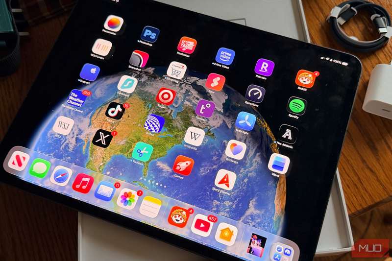 یک آیپد پرو روی جعبه باز آن نشسته است