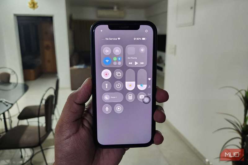 iPhone 12 در دست نشان‌گر مرکز کنترل