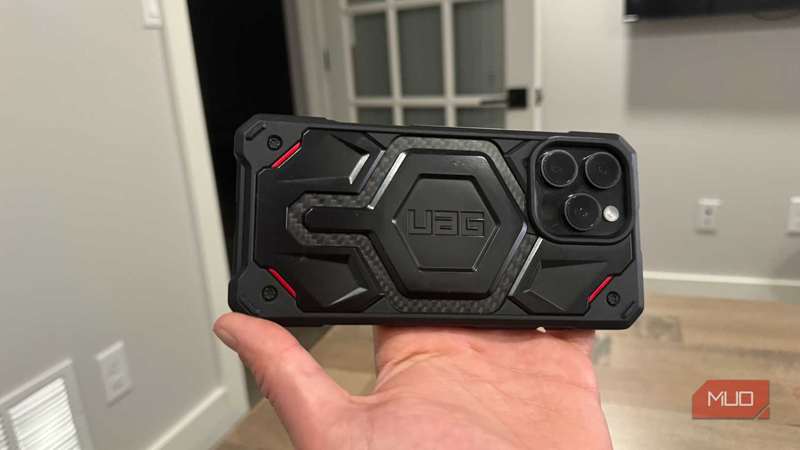 آیفون ۱۶ پرو مکس در کیس اربان آرمر گیئر