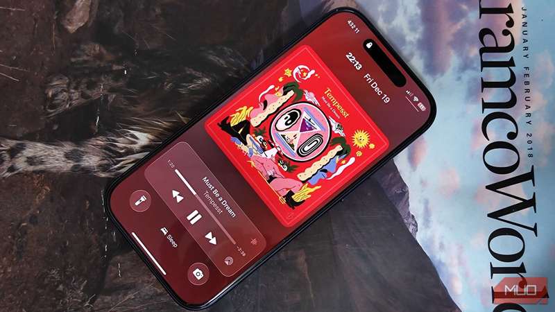 قفل‌صفحه iPhone 17 Pro که موسیقی در Spotify را نشان می‌دهد