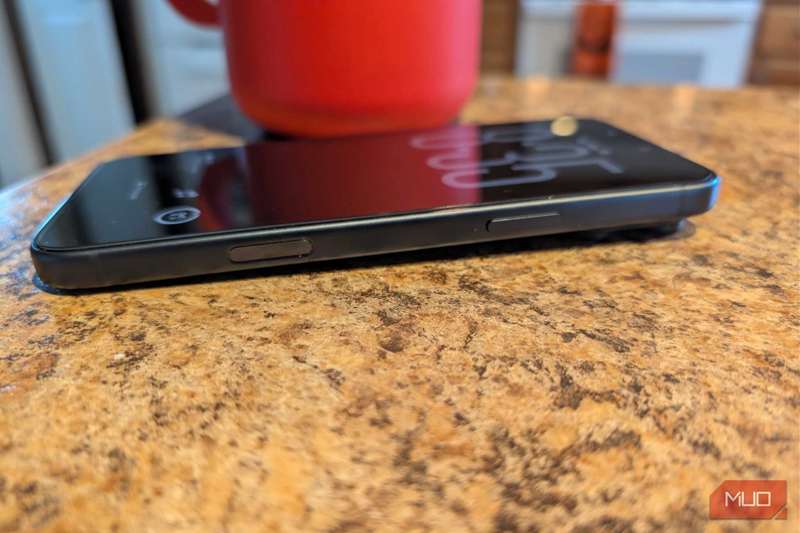 یک iPhone 17 Pro Max در آشپزخانه با فنجان قهوه و محافظ صفحه نمایش