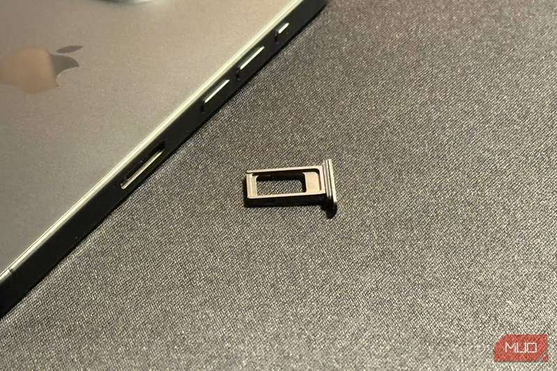 آیفون روی یک زیرانداز با سینی سیم کنار آن نگهداری شده