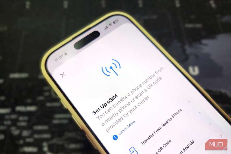 iPhone که گزینهٔ راه‌اندازی eSIM را نشان می‌دهد