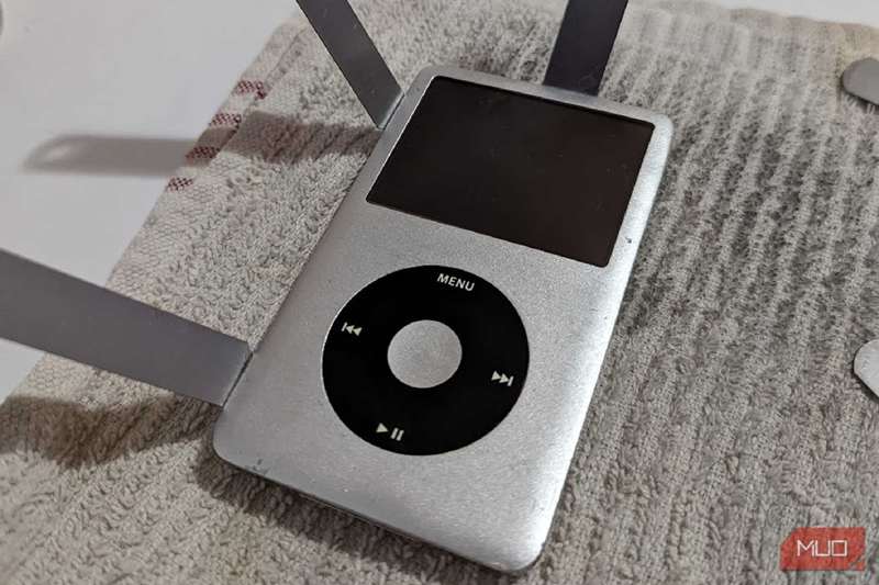 تلاش برای باز کردن iPod نسل ششم با ابزارهای فلزی