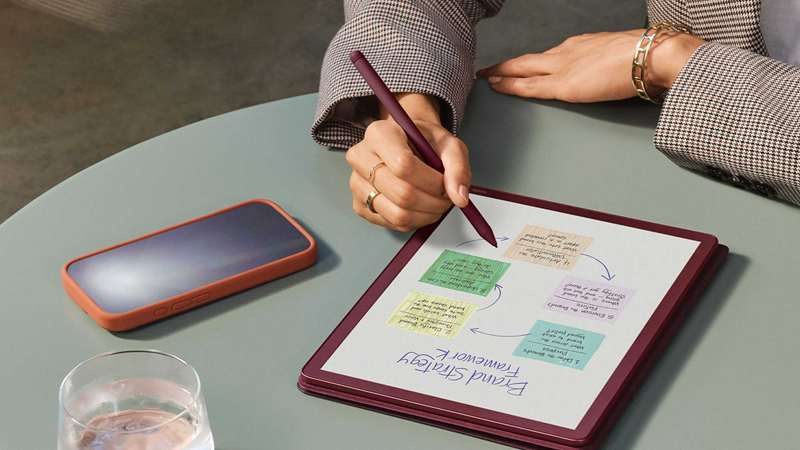 نسخه جدید Kindle Scribe Colorsoft آمازون که لیست کارهای دستی را بر روی صفحه e‑ink رنگی نمایش می‌دهد