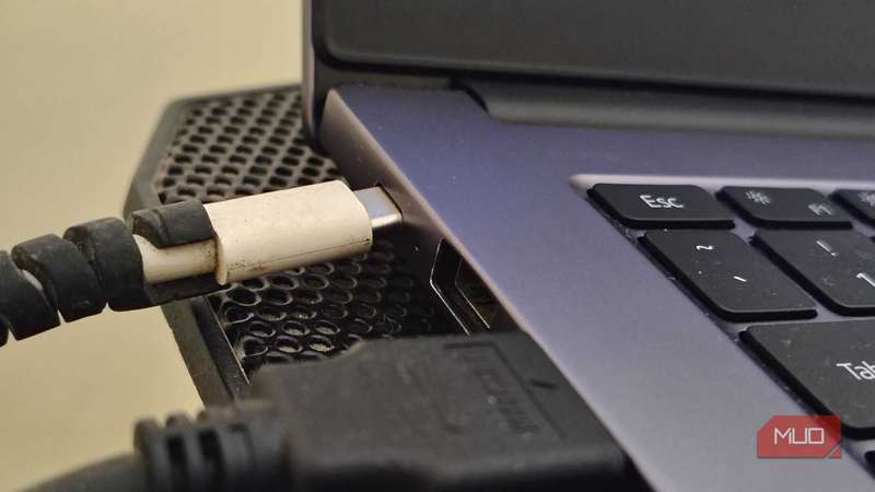 شارژر لپتاپ بهدرستی متصل نشده است.