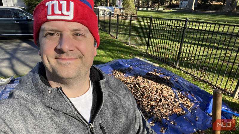 فردی که در مقابل برگ‌ها روی یک تَرب ایستاده