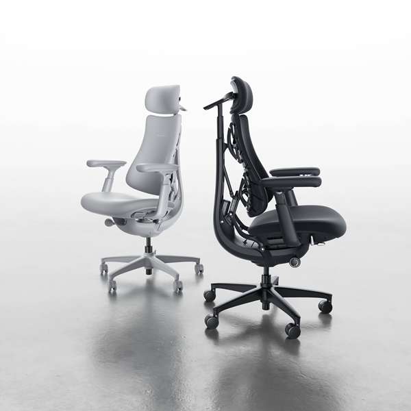 صندلی‌های LiberNovo Omni به رنگ سفید و مشکی بر روی پس‌زمینه سفید.