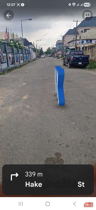 Live View نمایش یک پیکان آبی در خیابان من