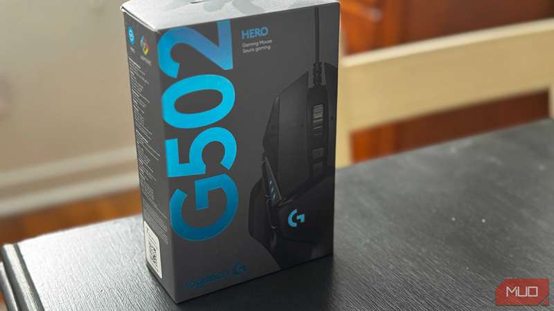 جعبه ماوس Logitech G502 Hero روی میز
