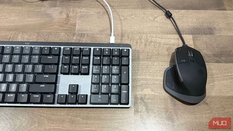 کیبورد و ماوس Logitech MX در حال شارژ