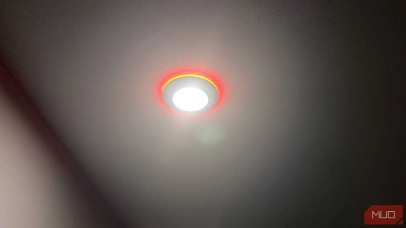 لامپ داخل‌سقفی لومیاری با حلقه نارنجی روشن