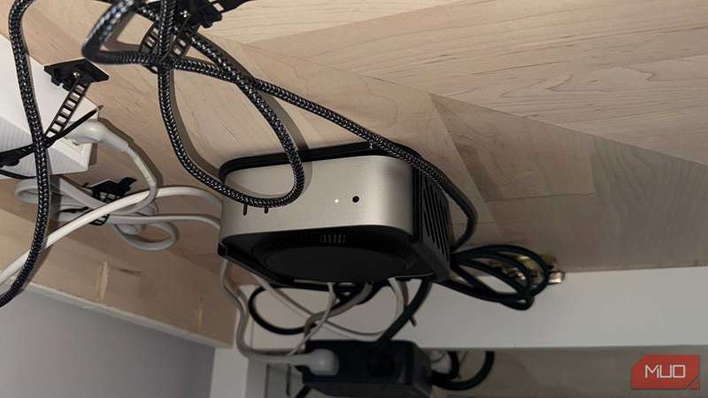 مک مینی M4 نصب شده زیر میز با پایه