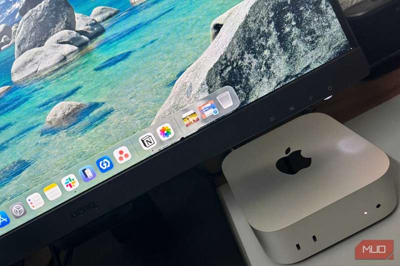 Mac mini زیر مانیتور خارجی قرار گرفته