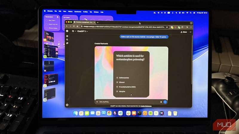 مکبوک روی میز کار که یک آزمون در چتجیپیتی نشان میدهد.