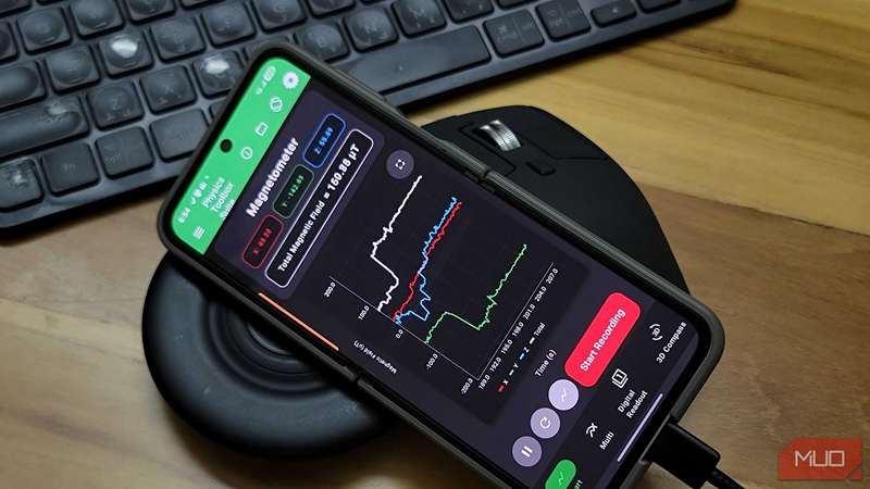 ابزار مغناطیس‌سنج باز روی سامسونگ گالاکسی Z Flip 6