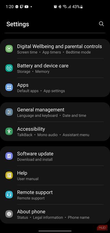 منوی تنظیمات اصلی اندروید که به پایین اسکرول شده تا بخش درباره تلفن را نشان دهد