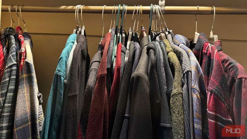 پیراهن‌های مردانه در یک کمد