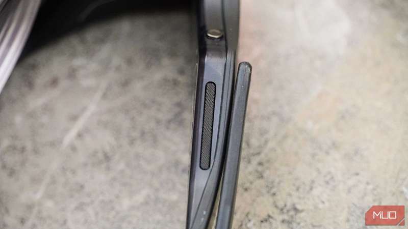 یک بلندگوی باز‑هوا بر روی عینک هوشمند متا برای پخش صدا وجود دارد.