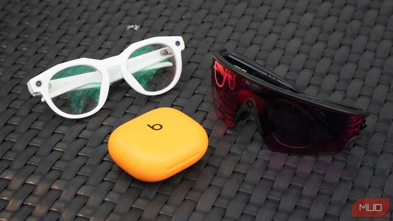 عینک هوشمند و هدفون‌ها روی صندلی عرشه.