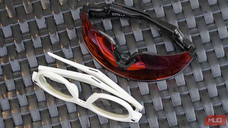 بلندگوی باز‑هوا بر روی عینک هوشمند Oakley Meta Vanguard (بالا) و HSTN (پایین).