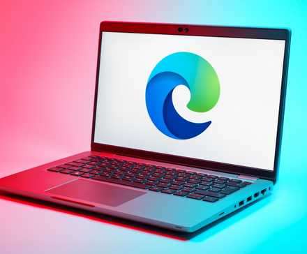 لوگوی مایکروسافت ادج روی صفحه نمایش لپ‌تاپ