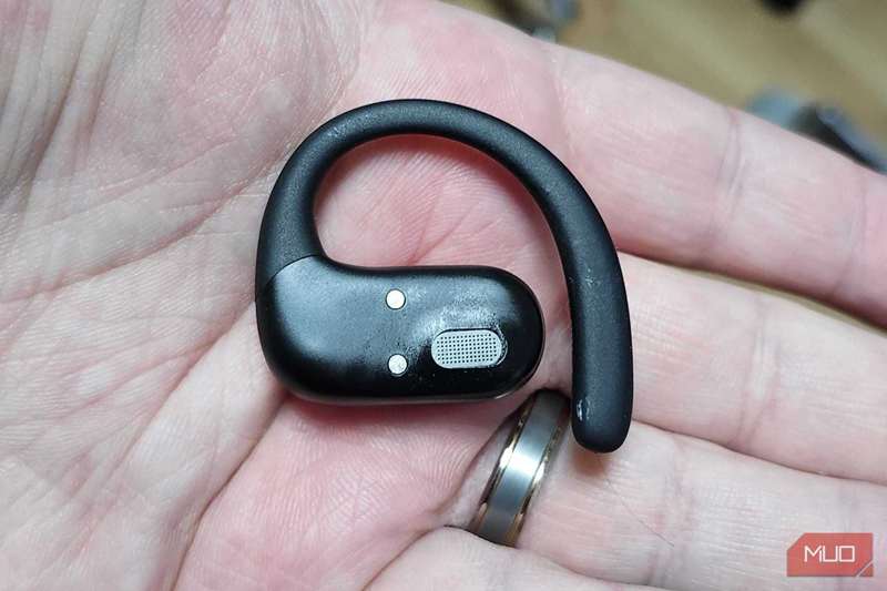 هدفون‌های مینوسو در دست