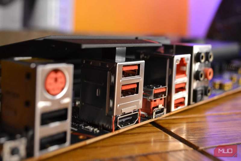 مادربورد نشان‌دهندهٔ پورت‌های USB قرمز