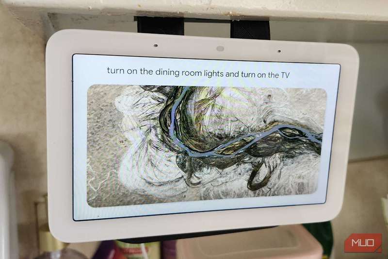 Nest Hub من در زیر کابینت آشپزخانه آویزان است