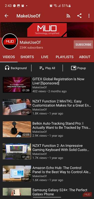 پروفایل کانال NewPipe برای MakeUseOf که ویدیوهای اخیر و گزینه‌های پخش پس‌زمینه را فهرست می‌کند.