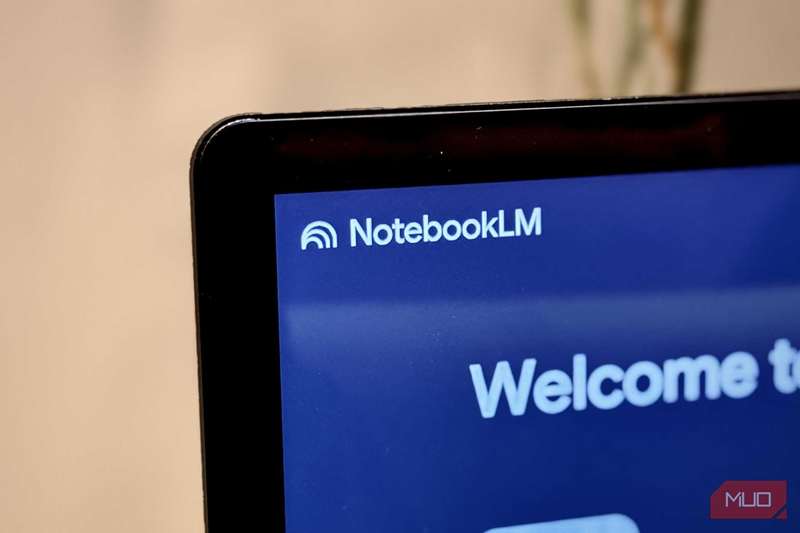 NotebookLM باز روی یک لپ‌تاپ با لوگوی متمرکز