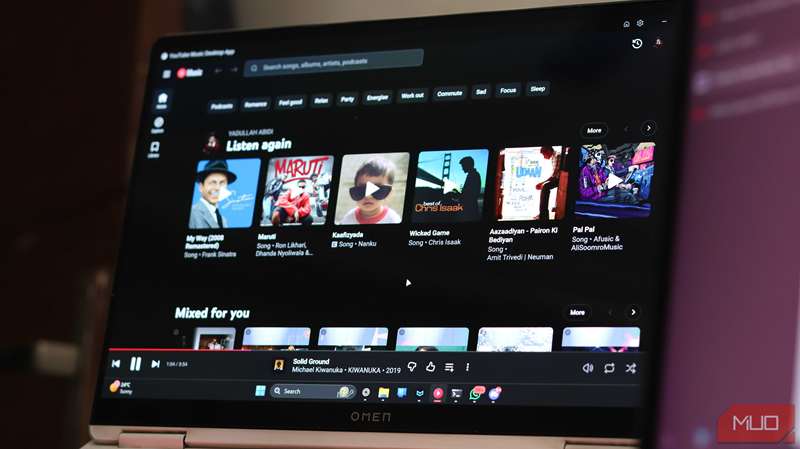 نمایشگر لپ‌تاپ OLED که YouTube Music را اجرا می‌کند