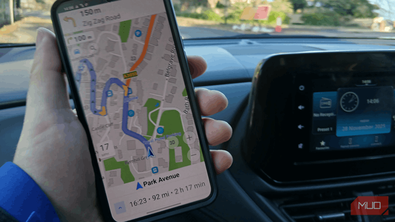 رابط نقشه آفلاین OsmAnd بر روی یک تلفن همراه.