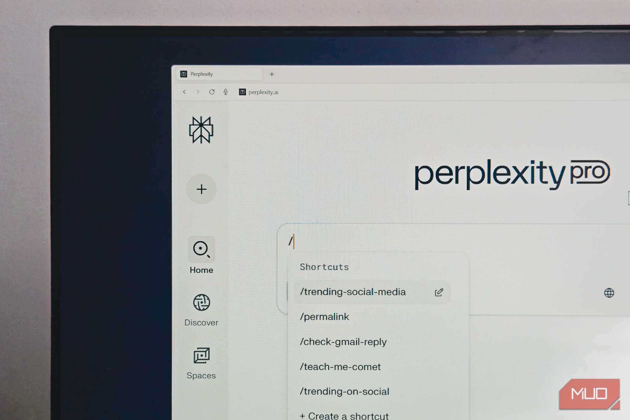 مرورگر Perplexity Comet باز بر روی مانیتور BENQ