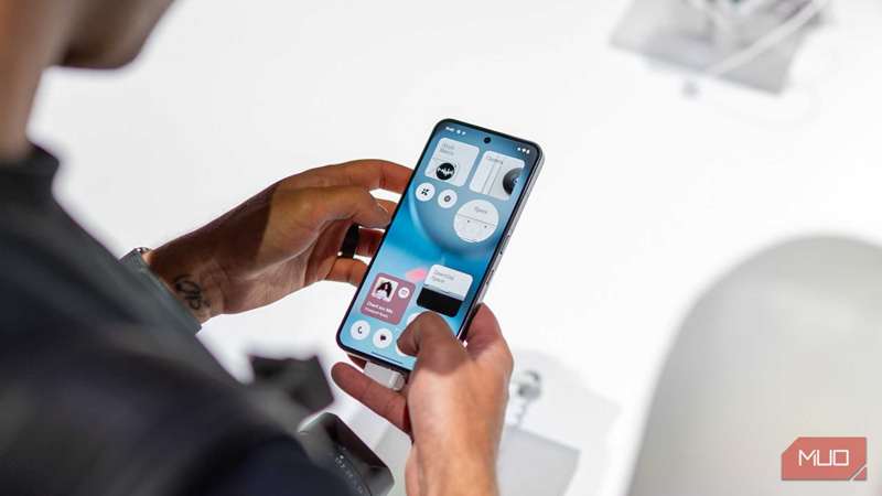 شخصی که در مراسم رونمایی، Nothing Phone 3 را در دست دارد.