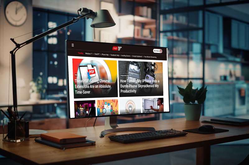 فردی که به وب‌سایت muo بر روی مانیتور کامپیوتر نگاه می‌کند