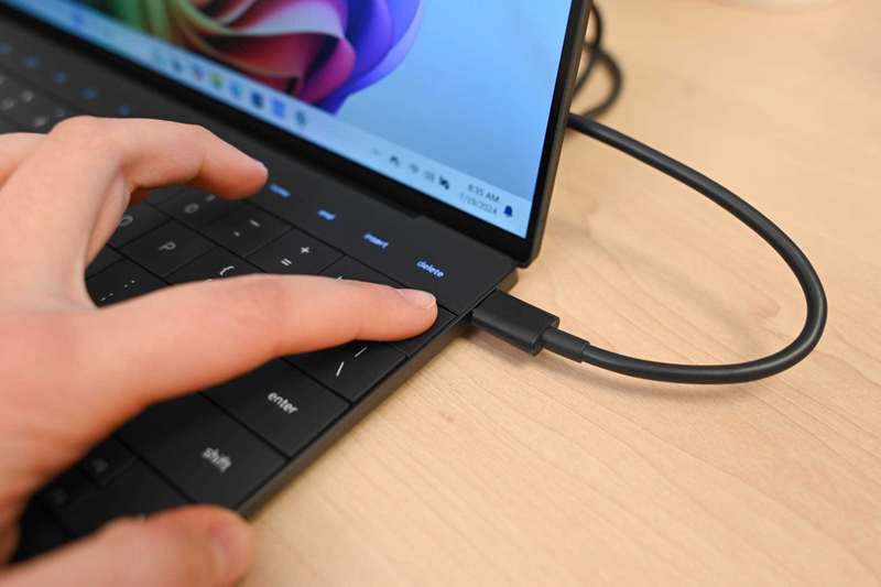 فردی که از حسگر اثر انگشت Dell XPS 13-1 استفاده می‌کند