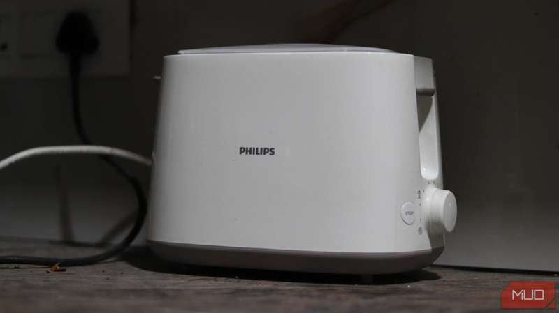 توستر فیلیپس روی پیشخوان آشپزخانه.