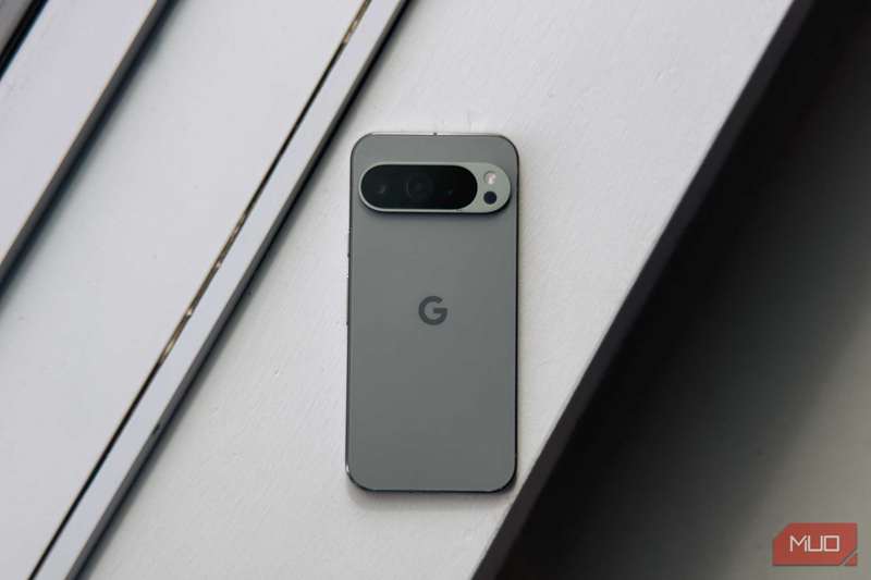 پیکسل 9 پرو XL سبز بر روی پس‌زمینه سفید