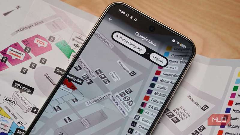 ترجمه‌ی نقشهٔ خارجی با Google Lens بر روی یک Pixel