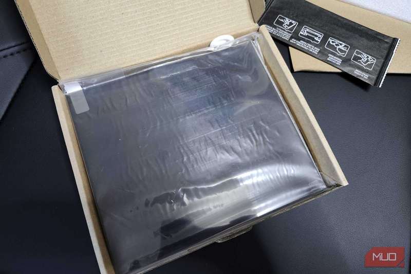 فیلم پلاریزه داخل یک جعبه، در بسته‌بندی پلاستیکی با پد الکلی و محافظ انگشت برای نصب