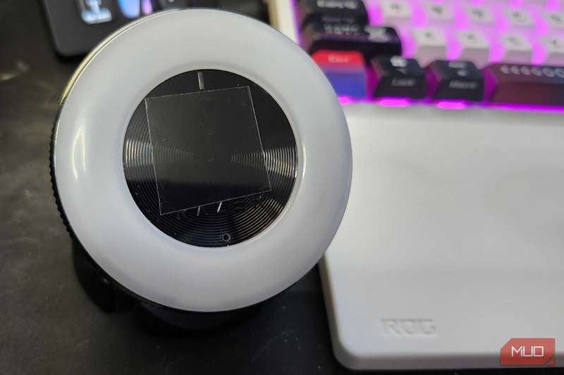 یک قطعه کوچک فیلم پلاریزه روی دوربین ریزر کیو