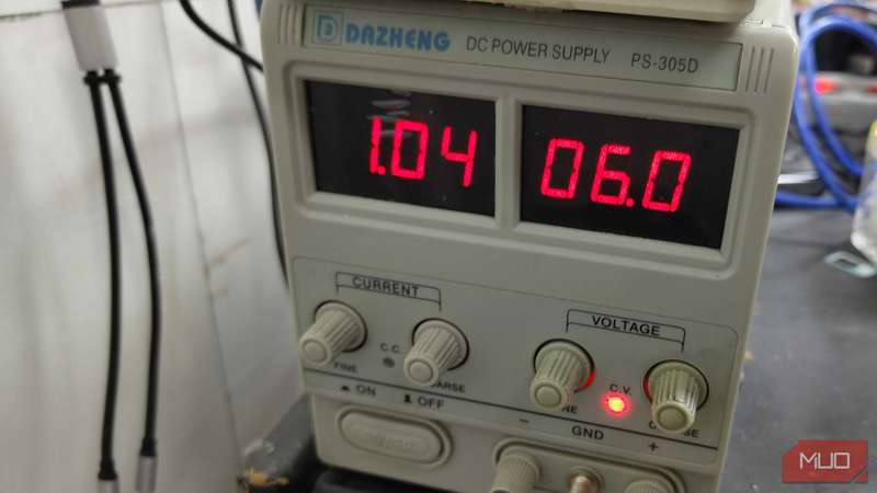 منبع تغذیه نشان‌دهنده ۶ ولت و ۱ آمپر