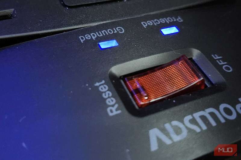 نورهای محافظت‌شده و زمین‌شده روی محافظ برق من روشن شده‌اند