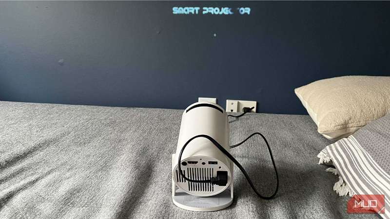 روشن کردن پروژکتور Magcubic Auto Keystone Mini Portable