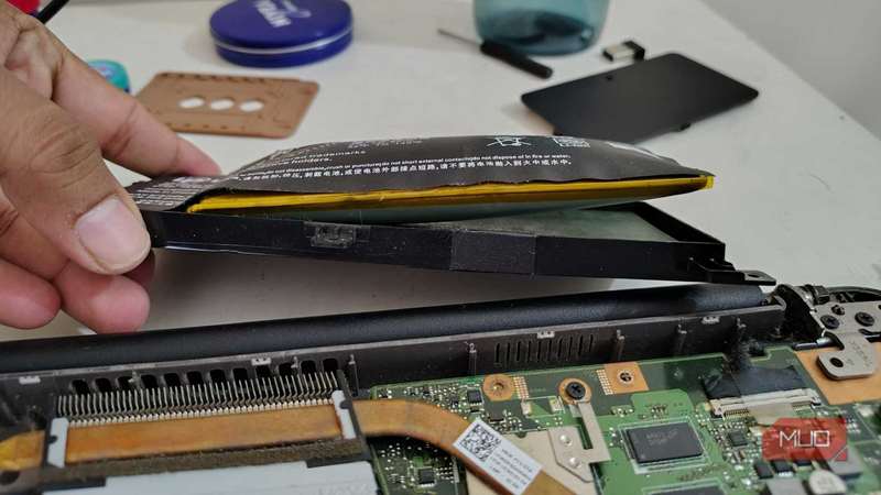 باتری داخلی باد کردهٔ لپتاپ.