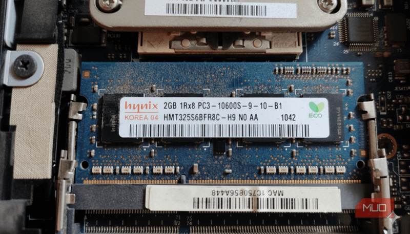 اسلاتهای RAM لپتاپ با یک ماژول RAM نصب شده از دو ماژول.