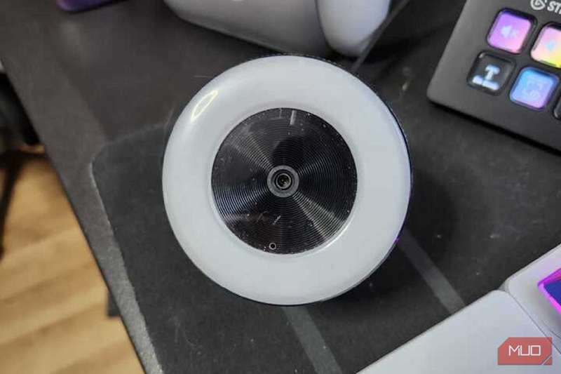 وبکم ریزر کیو با استریم دک مینی در پس‌زمینه